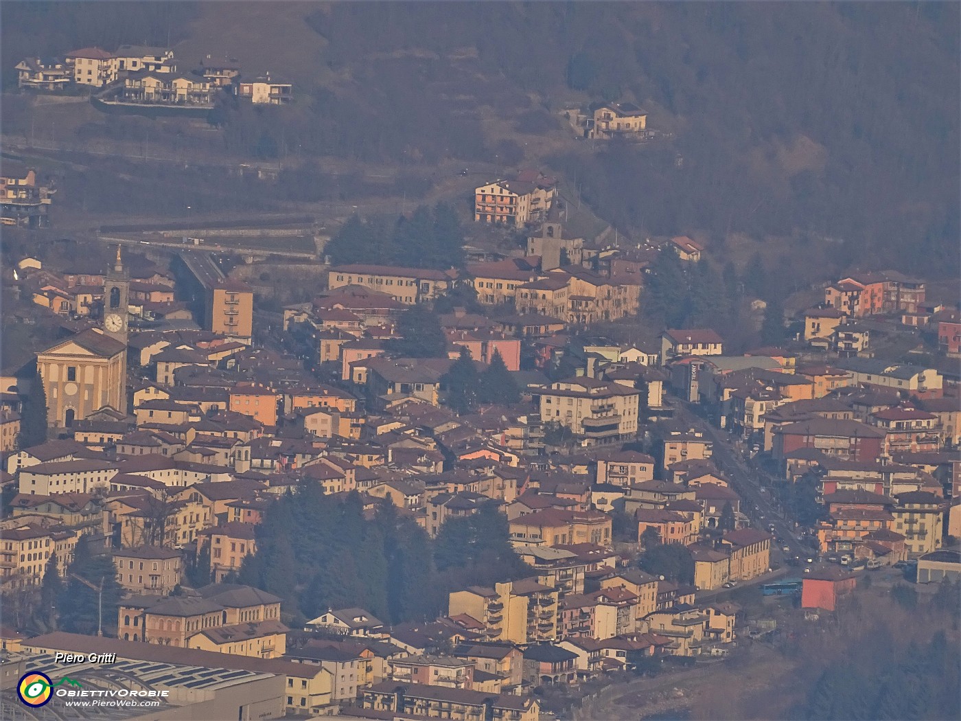 66 Dal Monte Ubione zoom sul centro di Zogno.JPG